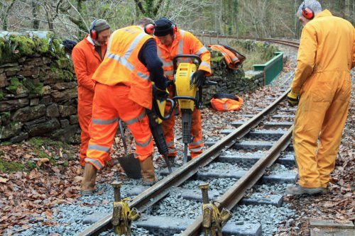 You can clearly see the yellow jacks for lifting the rails to the correct height